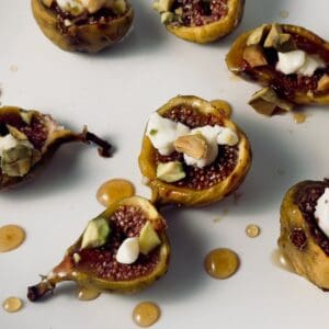 Roasted figs served with goat cheese and drizzled with honey, a quick and tasty appetizer.