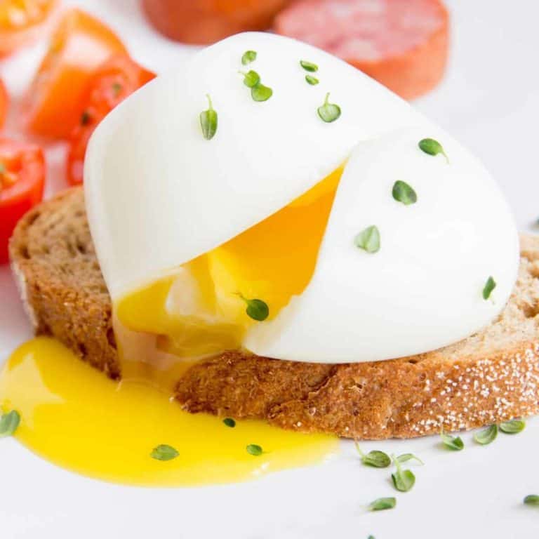 How To Poach Eggs 3 Easy Ways! 🍳