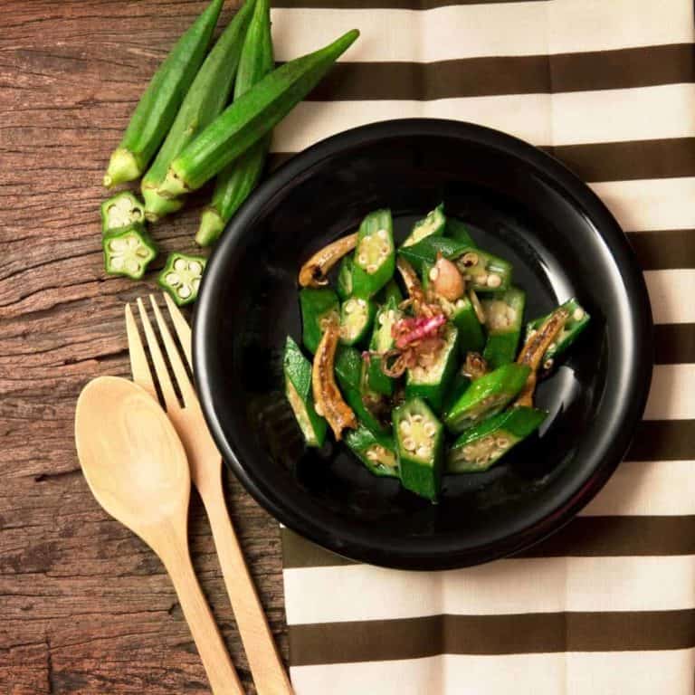 What does okra taste like?