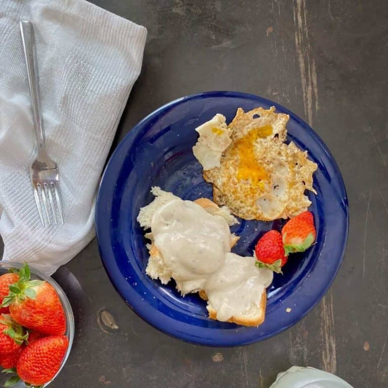 Easy white gravy recipe (seriously easy)