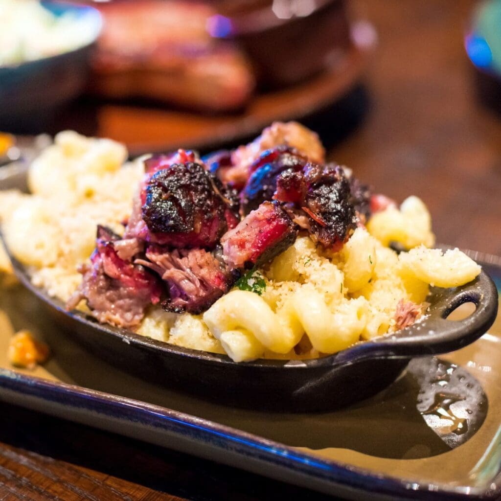 22 Yummy Ideas For What To Serve With Mac And Cheese