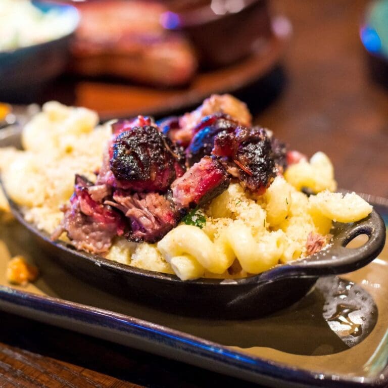 22 Yummy Ideas For What To Serve With Mac And Cheese