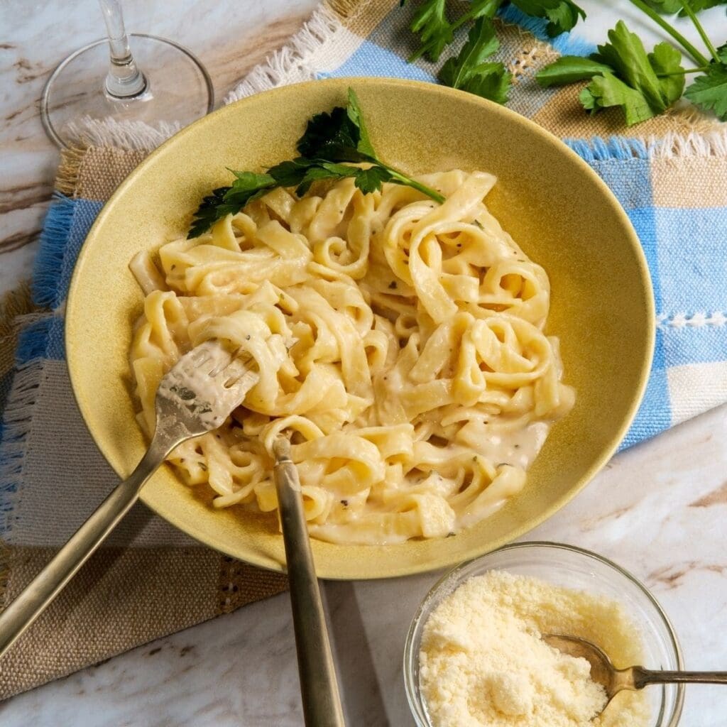 How To Reheat Fettuccine Alfredo In The BEST 3 EASY Ways! 🍴