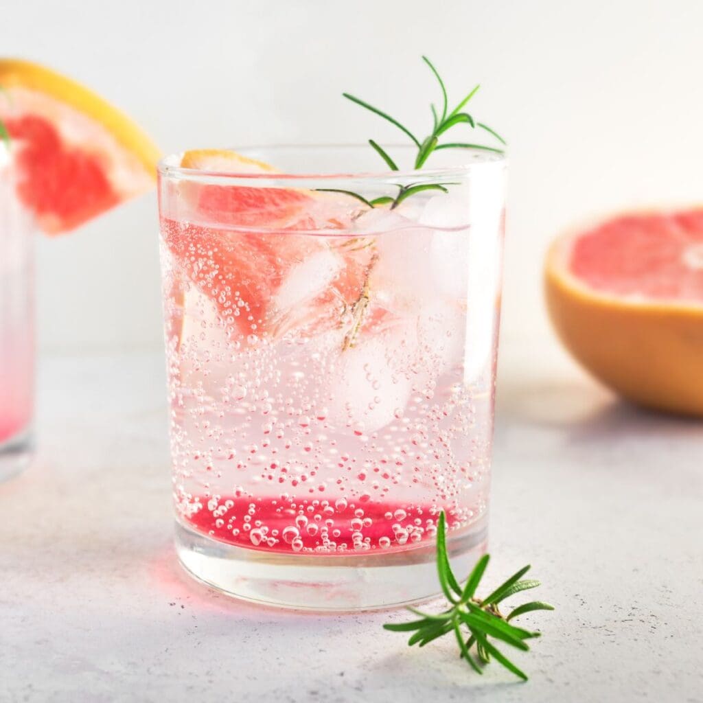 Top 13 Fragrant Rosemary Cocktails 🍸
