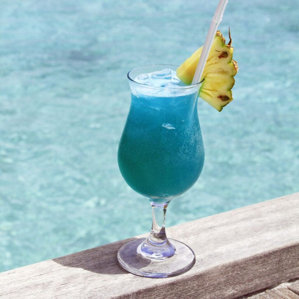 19 Best Hpnotiq Cocktails: Add Fruity Flavors To Your Drinks 🍸