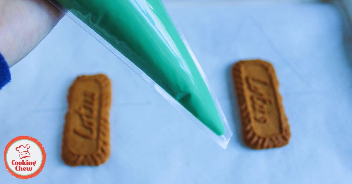 Easy chocolate Christmas tree desserts with Biscoff cookie base for Christmas.