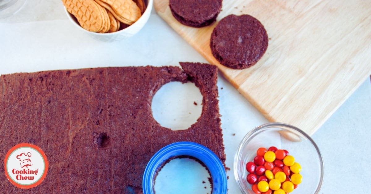 Easy and fun turkey brownies for Thanksgiving kids' dessert.