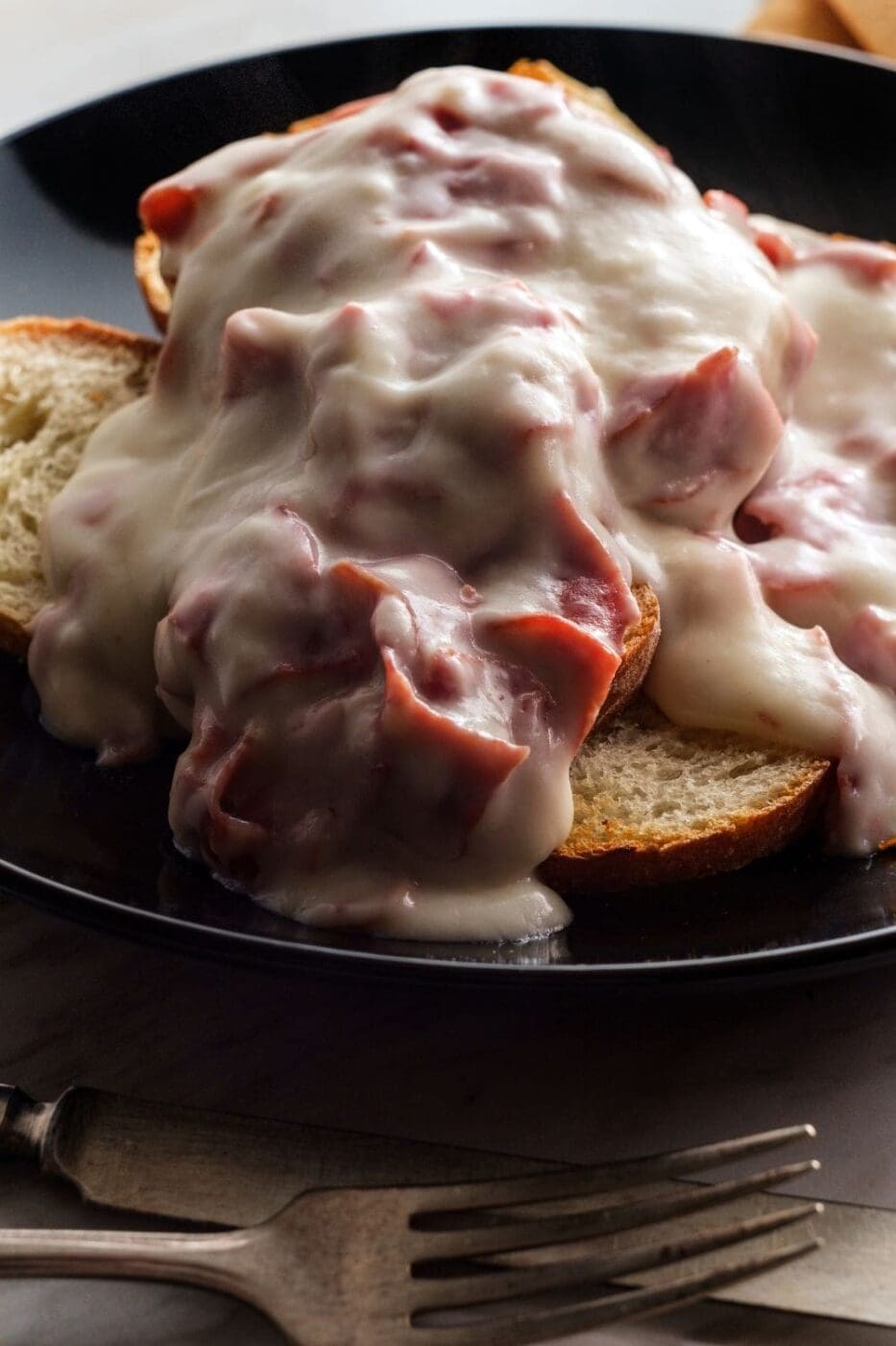 A hearty plate of creamed chipped beef on toast, featuring tender beef in creamy gravy, a classic comfort food loved for generations.