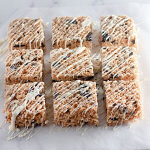 No-bake Oreo dessert bars layered with crispy cereal and chocolate.