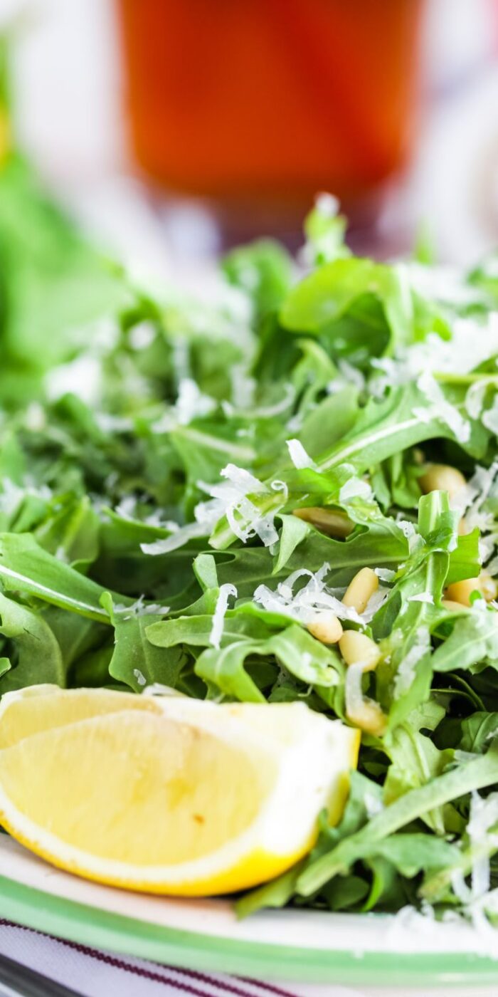 Simple and healthy arugula salad recipe.