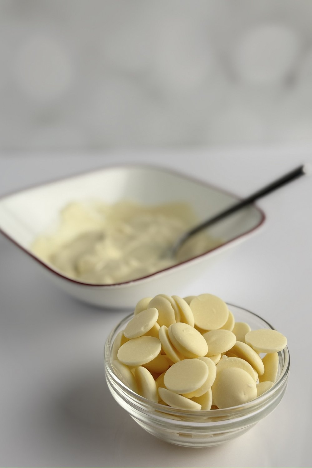 Smooth melted white chocolate before adding blue spirulina powder